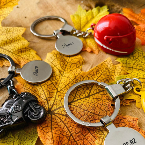 Personalizovaný klíčenka s motocyklovou přilbou Personalizovaný klíčenka s motocyklovou přilbou