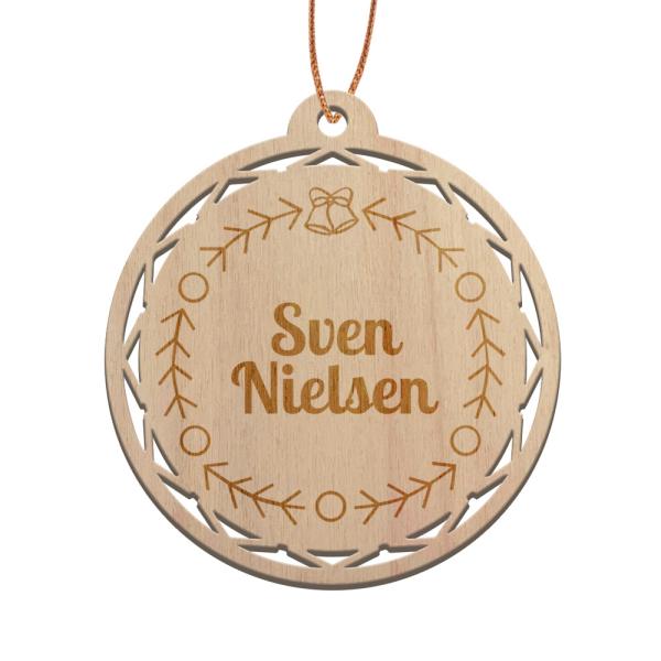 Dřevěn&aacute; v&aacute;nočn&iacute; koule personalizovan&aacute; s v&aacute;nočn&iacute;m věncem