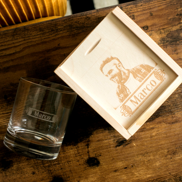 Sklenice na whisky se jm&eacute;nem a fotod&aacute;rkovou krabičkou